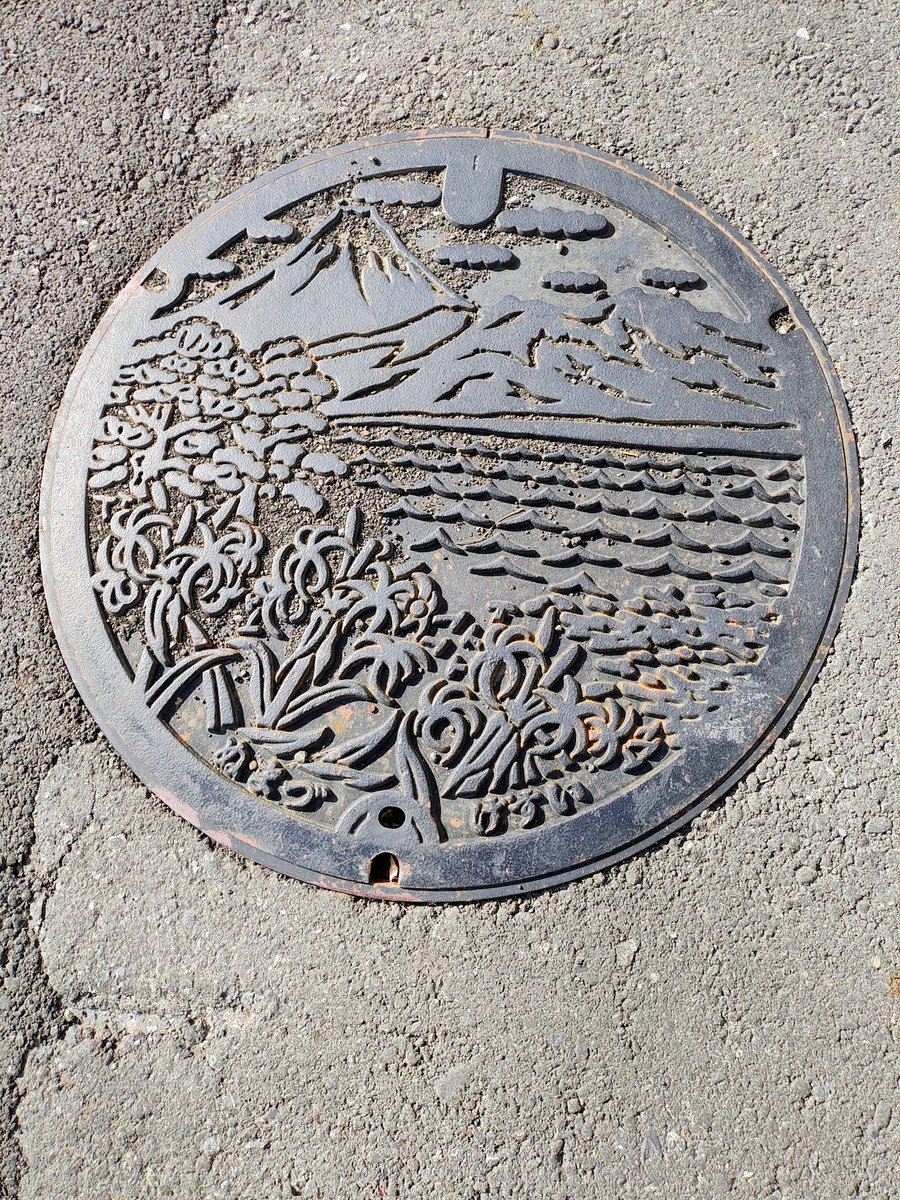 25panda25's tweet photo. 沼津市のマンホールです☻

#沼津市 
#マンホール https://t.co/D8RKaAzkBs