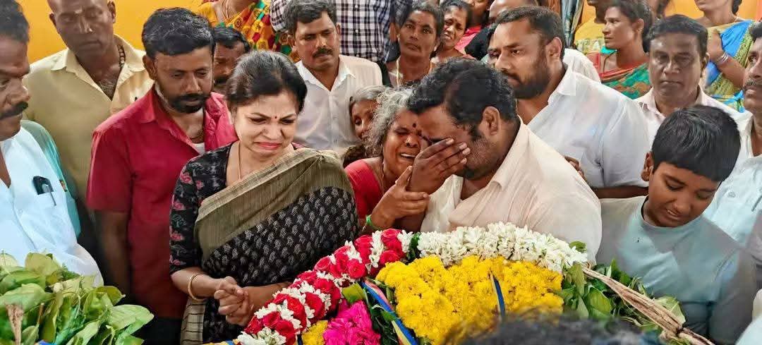 Narenkumar_Ravi's tweet image. பாமகவின் மூத்த முன்னோடி செஞ்சி  சட்டமன்றத் தொகுதி வேட்பாளர் மே.பெ.சி.ராஜேந்திரன் அவர்களின் உடலுக்கு அஞ்சலி செலுத்திய பசுமை தாயகம் தலைவர் முனைவர்  @Sowmiyanbumani  அவர்கள்!