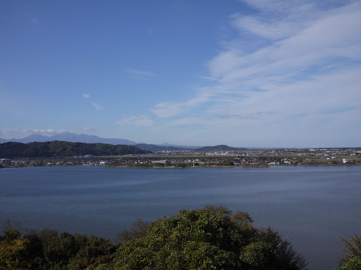 lc575able's tweet image. 鳥取県東伯郡湯梨浜（ゆりはま）町に行ってきました。

出雲山展望台からの東郷池の眺めです。左手奥に大山、右手奥に国道沿いの風車が見えます。

東郷池です。

近所の中華料理店「松園」でチャーシュー麺を食べました。

デジカメはLUMIX GF-1、フィルムカメラはOlympus OM-3Tiです。