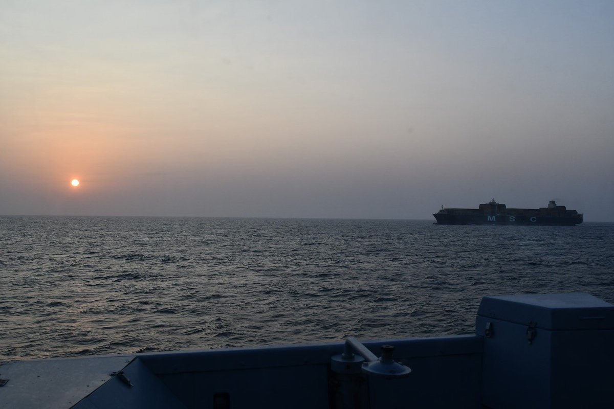 FrenchForces's tweet image. 📍Gulf of Aden | French Navy standing for maritime security and freedom of navigation in a tension area🛡️
 
⚓ Civilian ships regularly accompanied by 🇫🇷 destroyers
 
🛡️Military capabilities fit for struggling on- and above- the sea threats