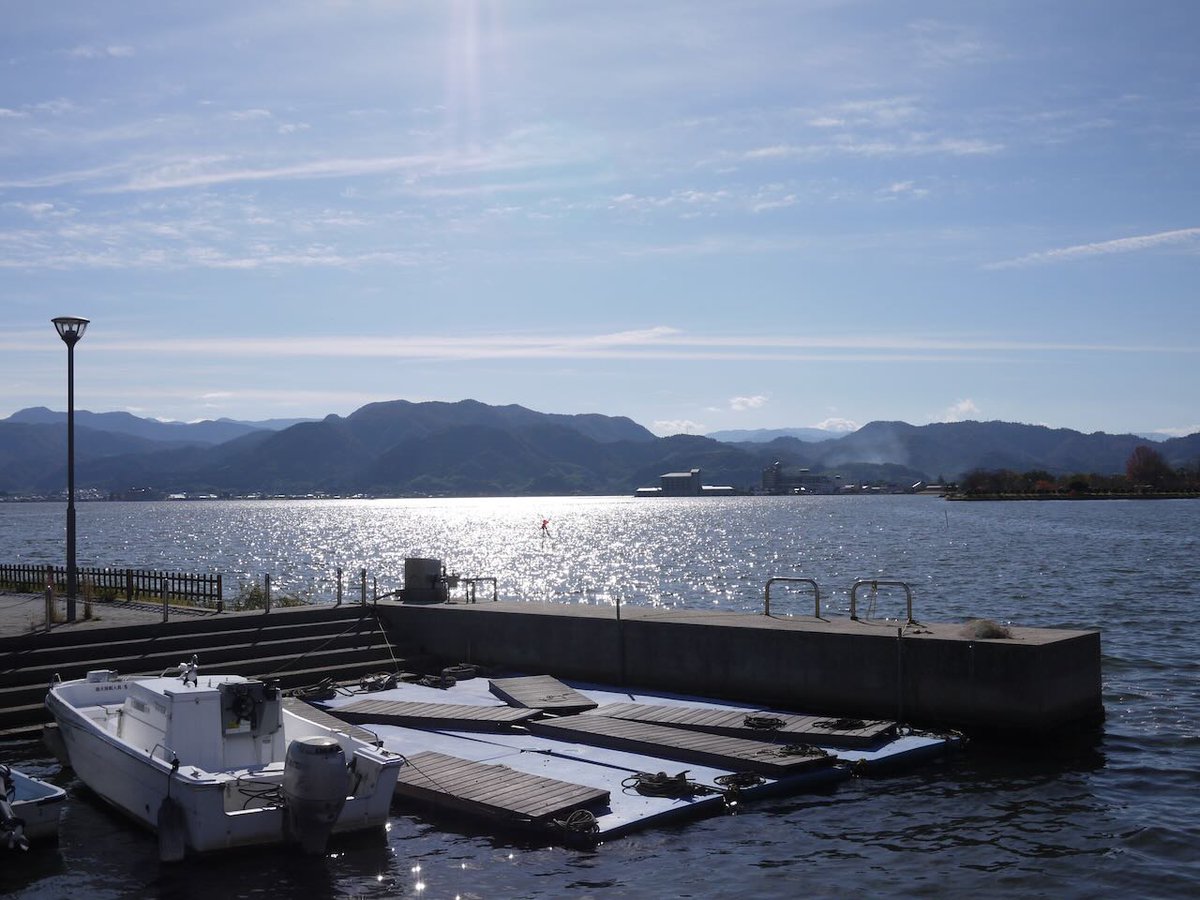 lc575able's tweet image. 鳥取県東伯郡湯梨浜（ゆりはま）町に行ってきました。

出雲山展望台からの東郷池の眺めです。左手奥に大山、右手奥に国道沿いの風車が見えます。

東郷池です。

近所の中華料理店「松園」でチャーシュー麺を食べました。

デジカメはLUMIX GF-1、フィルムカメラはOlympus OM-3Tiです。