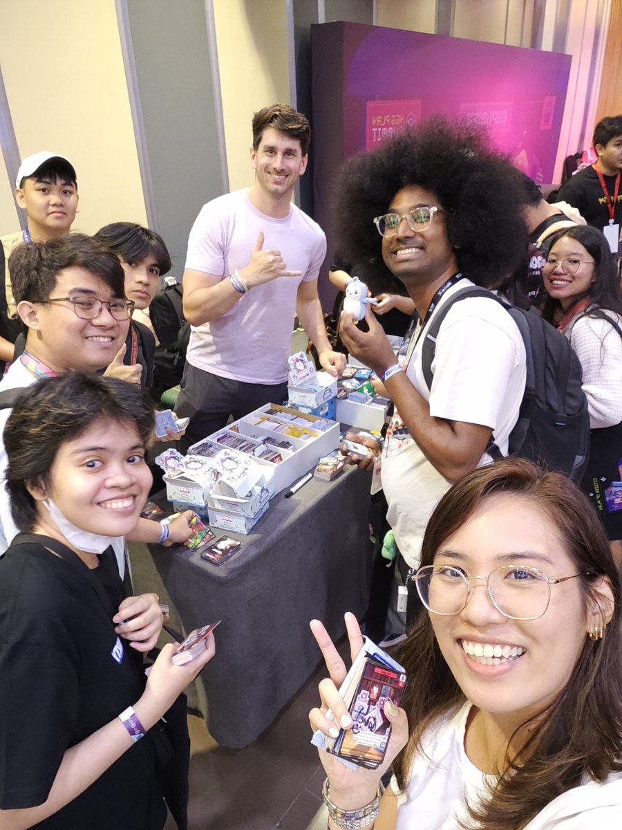 Doc_Camel's tweet image. I brought the cards, but Manila supplied the Vibes 🇵🇭 
Had an amazing time meeting so many chads and chadettes at @YGGPlaySummit
with @PenguAsia

Special thanks to @MattBartlettVE donating over 10,000 cards given away FREE! And @Riesha04 for helping me hold it down all weekend 🐧