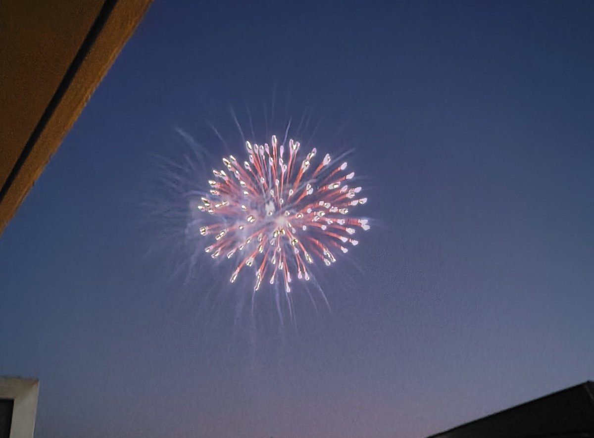 ku_ma_ku_ma1070's tweet photo. (･(ｪ)･)近所の大学の学祭フィナーレの花火上がってる
毎年この花火に8キロちゃんたちがびびってたのかわいそうだったなぁ
住宅街だから轟音なんよな https://t.co/XewkBPJvlg