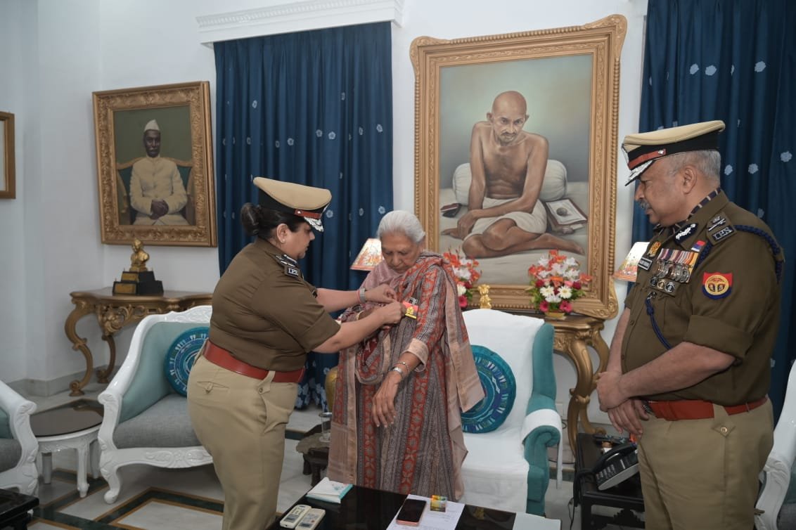 dgpup's tweet image. उत्तर प्रदेश पुलिस झंडा दिवस के पावन अवसर पर माननीय राज्यपाल श्रीमती आनंदीबेन पटेल जी को DG EOW श्रीमती नीरा रावत जी द्वारा उत्तर प्रदेश पुलिस ध्वज का प्रतीक लैपल-पिन लगाना तथा मुझे उन्हें स्मृति-चिह्न भेंट करने का सौभाग्य; हम सभी के लिए अत्यंत 
सम्मान, गरिमा और गौरव से परिपूर्ण…
