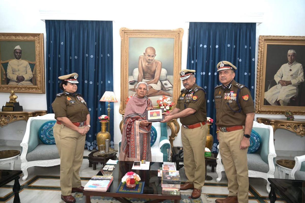 dgpup's tweet image. उत्तर प्रदेश पुलिस झंडा दिवस के पावन अवसर पर माननीय राज्यपाल श्रीमती आनंदीबेन पटेल जी को DG EOW श्रीमती नीरा रावत जी द्वारा उत्तर प्रदेश पुलिस ध्वज का प्रतीक लैपल-पिन लगाना तथा मुझे उन्हें स्मृति-चिह्न भेंट करने का सौभाग्य; हम सभी के लिए अत्यंत 
सम्मान, गरिमा और गौरव से परिपूर्ण…
