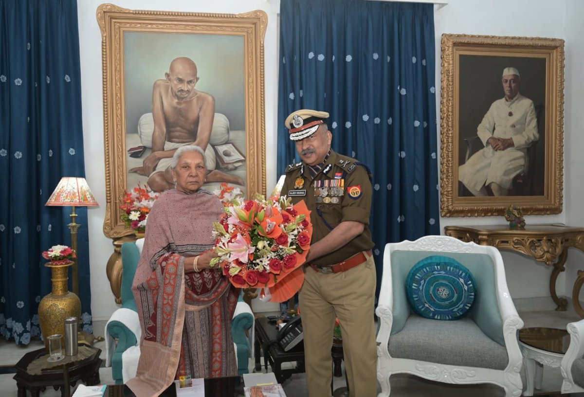 dgpup's tweet image. उत्तर प्रदेश पुलिस झंडा दिवस के पावन अवसर पर माननीय राज्यपाल श्रीमती आनंदीबेन पटेल जी को DG EOW श्रीमती नीरा रावत जी द्वारा उत्तर प्रदेश पुलिस ध्वज का प्रतीक लैपल-पिन लगाना तथा मुझे उन्हें स्मृति-चिह्न भेंट करने का सौभाग्य; हम सभी के लिए अत्यंत 
सम्मान, गरिमा और गौरव से परिपूर्ण…