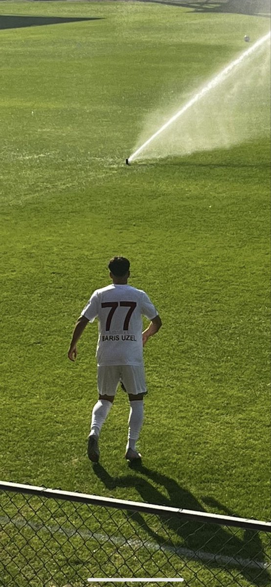 grafikherif's tweet photo. Türkiye’nin en büyük şirketlerinden birisi Avustralya’da lig takımına forma sponsorlu olabiliyor. ( bknz ;  Melbourne Victory ) 

Ama “ Şahsi Meselemiz “ diye boy boy reklam yaptıkları şehrin kulübüne 1 tanesi sponsor olmadı. 
Şehrin kadınları formaları dikiyor, üzerine yazılı isimlere etiket yapıştırılıyor.

Ticari ve mali hesapları geçsin şirketler, bunun adı eşi benzeri görülmemiş yalnız bırakılmışlıktır..