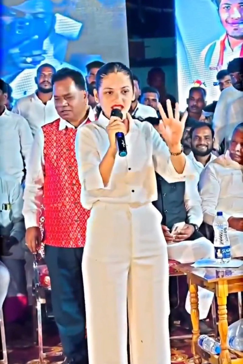 LakhanmeenaIND's tweet image. मनुवादियों को तगड़ा संदेश दिया इस आंबेडकरवादी लड़की ने, इसने बोला-
&quot;कुत्तों की तादाद से शेर डरा नहीं करते, हम बाबासाहेब के बच्चे हैं किसी के बाप से नहीं डरते&quot;🔥🔥🔥

आने वाली अनंत सदियों तक, धरती के अंतिम साँस तक बाबासाहेब आंबेडकर की नीली क्रांति दहकती रहेगी

कोई ताकत, कोई…