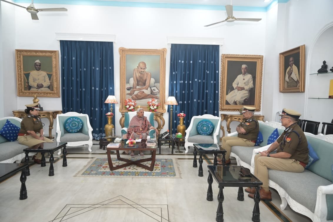 dgpup's tweet image. उत्तर प्रदेश पुलिस झंडा दिवस के पावन अवसर पर माननीय राज्यपाल श्रीमती आनंदीबेन पटेल जी को DG EOW श्रीमती नीरा रावत जी द्वारा उत्तर प्रदेश पुलिस ध्वज का प्रतीक लैपल-पिन लगाना तथा मुझे उन्हें स्मृति-चिह्न भेंट करने का सौभाग्य; हम सभी के लिए अत्यंत 
सम्मान, गरिमा और गौरव से परिपूर्ण…