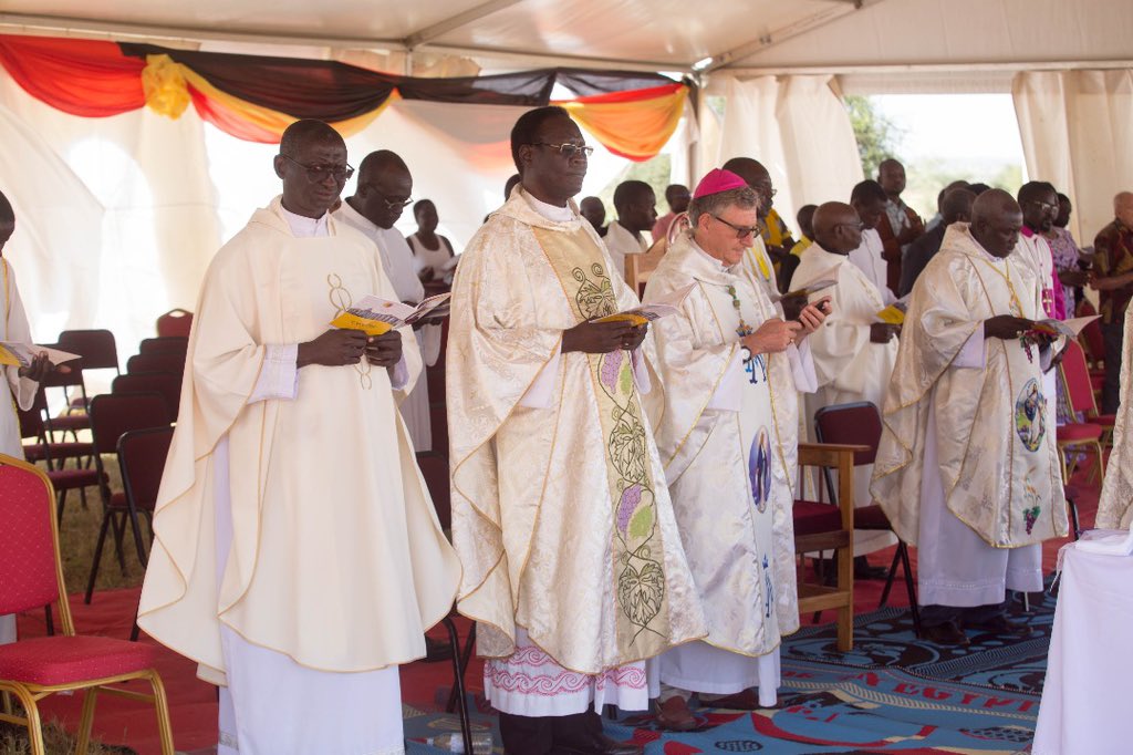 DanielBats_'s tweet image. Crowds continue to gather at Losilang Kotido for the #KAPATUProject Thanksgiving and unveiling ceremony. Community leaders and learners are taking their seats as Holy Mass moves forward. The region shows strong support for this new chapter.

@KagutaMuseveni @kapatuniversity…