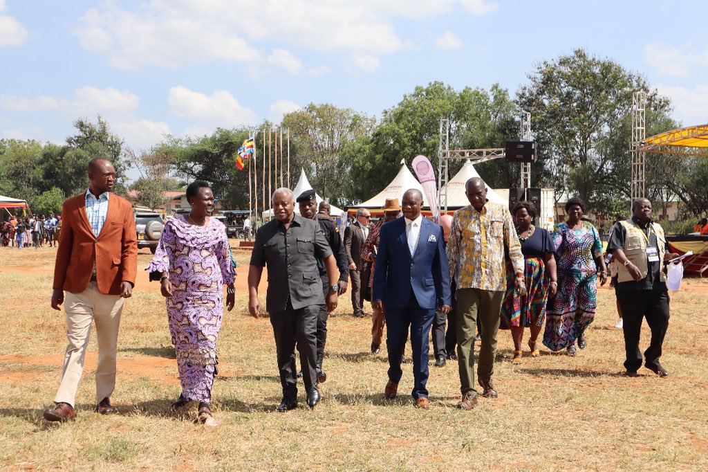 DanielBats_'s tweet image. Crowds continue to gather at Losilang Kotido for the #KAPATUProject Thanksgiving and unveiling ceremony. Community leaders and learners are taking their seats as Holy Mass moves forward. The region shows strong support for this new chapter.

@KagutaMuseveni @kapatuniversity…