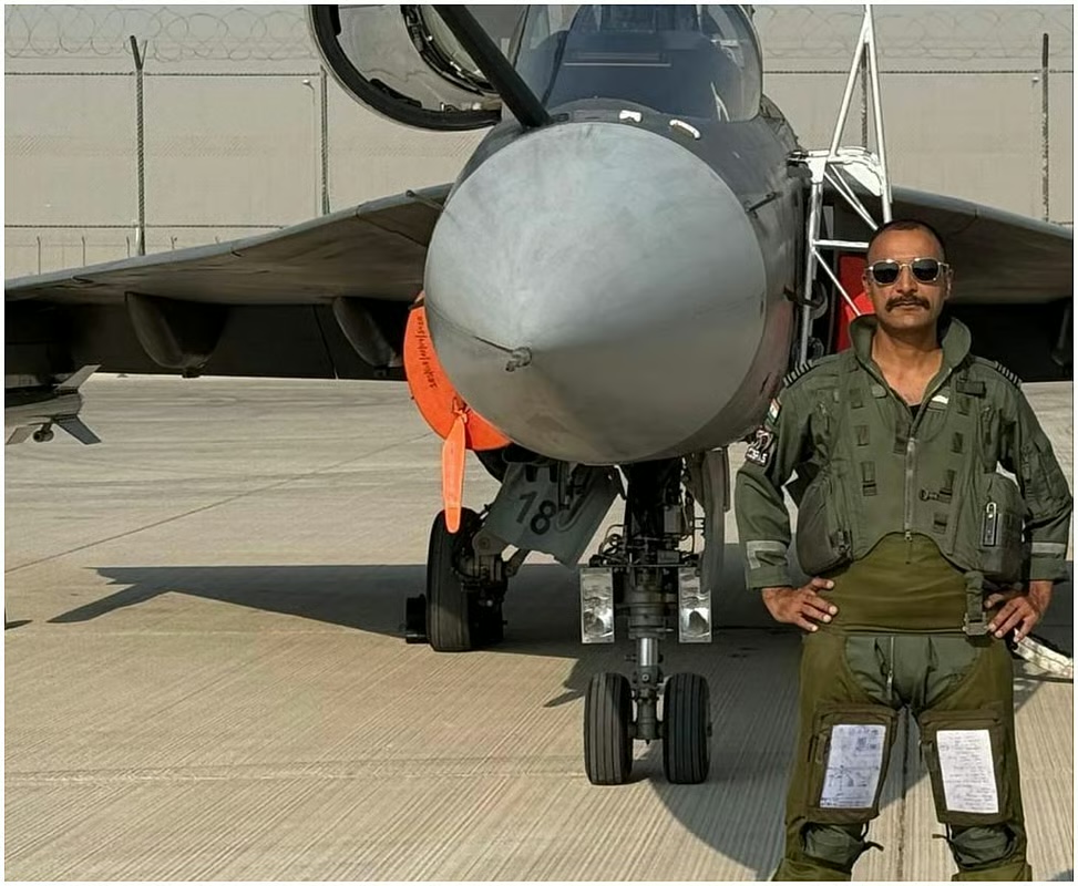 HananyaNaftali's tweet image. Indian Air Force pilot Wing Commander Namansh Syal has died in a tragic crash during the Dubai Airshow. A hero in the skies, gone too soon.

India mourns a fearless warrior. 🇮🇳
