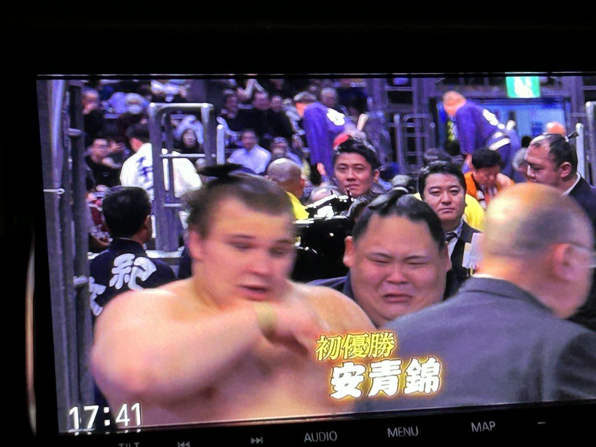 安青錦 優勝 おめでとうございます。 付き人も泣いてるね。 嬉しいよね