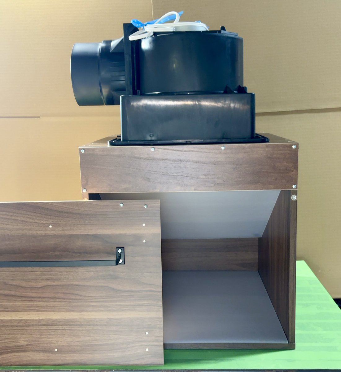 ご注文頂いたミドルエンドモデルのの天井設置型塗装ブースを発送してき