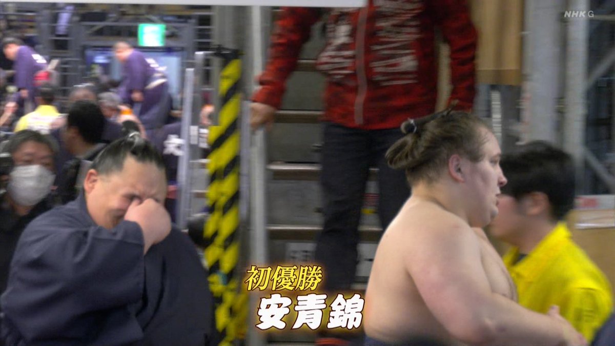 祝！安青錦優勝おめでとうございます！BIGTウヰスキー［西洋甲冑 　オルゴール付 安青錦優勝！ おめでとうー 付き人が泣いてる😭 #sumoking #相撲