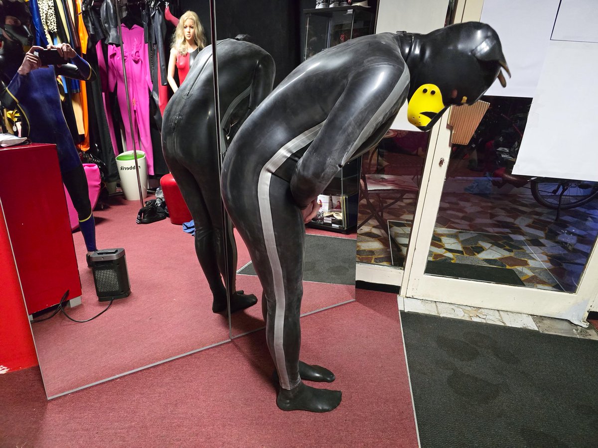 Im always so happy in new rubber.

0,6mm
Made to measure 

Made by rubberik.at in Vienna Austria 🇦🇹 
📷 by <a href="/vree_ad/">Vree AD</a>