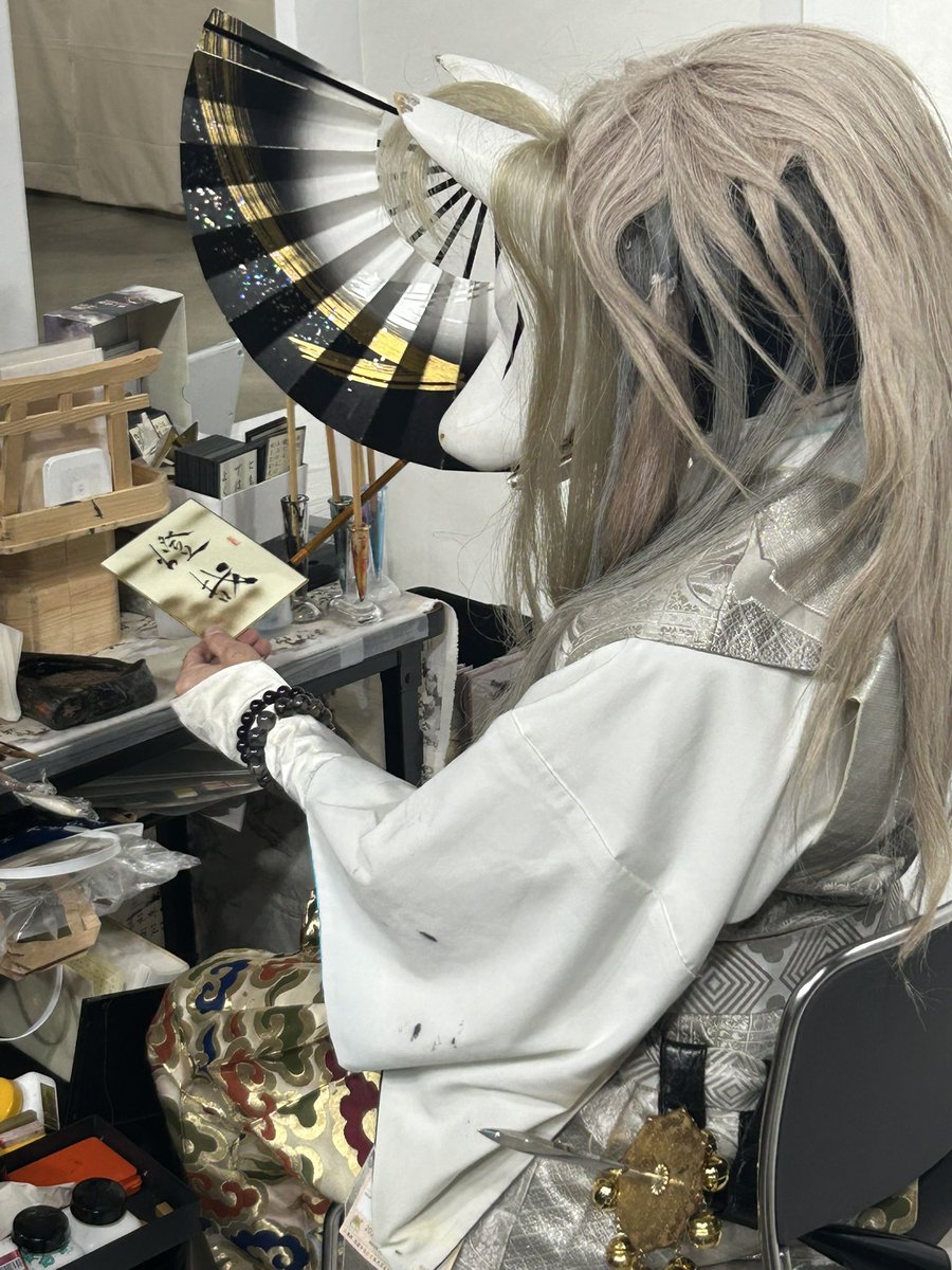 oichi_gozen's tweet image. #サッポロモノヴィレッジ　初日ありがとうございました。
明日も #大筆狐聿之進 B-1010でひたすら書いております。