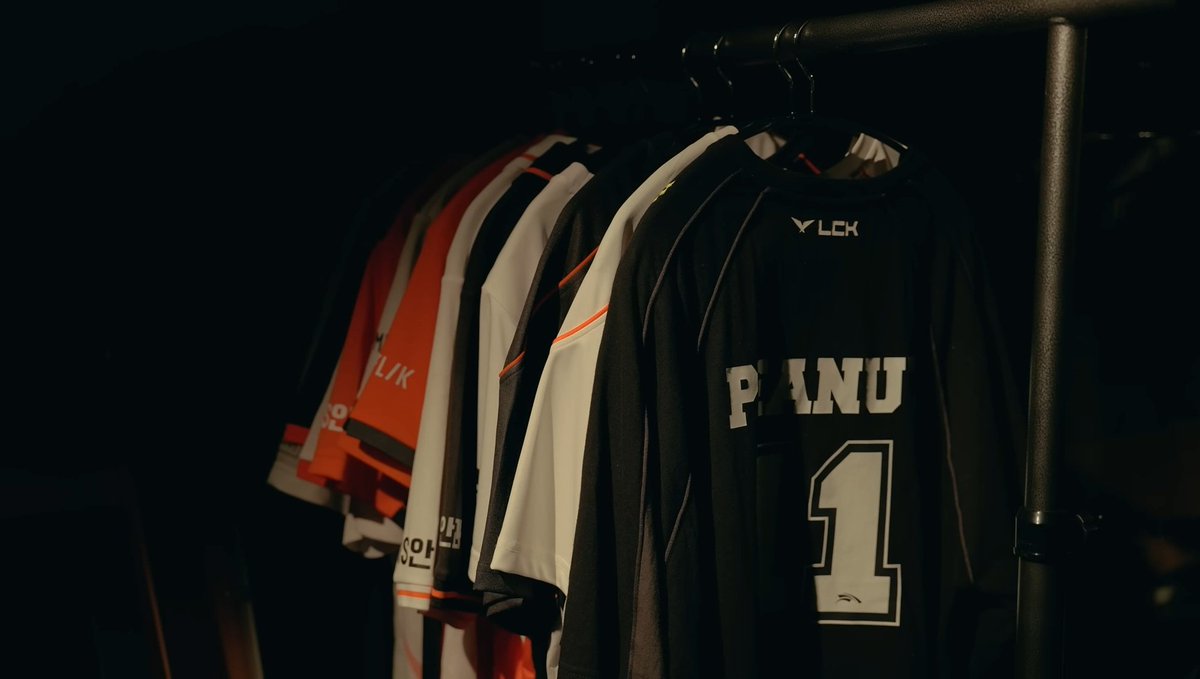 wanghos7thcat's tweet image. my jungler, my captain, the love of my life. youve worked hard. thank you so so much for sharing this part of your life with us. gbgn 🧡