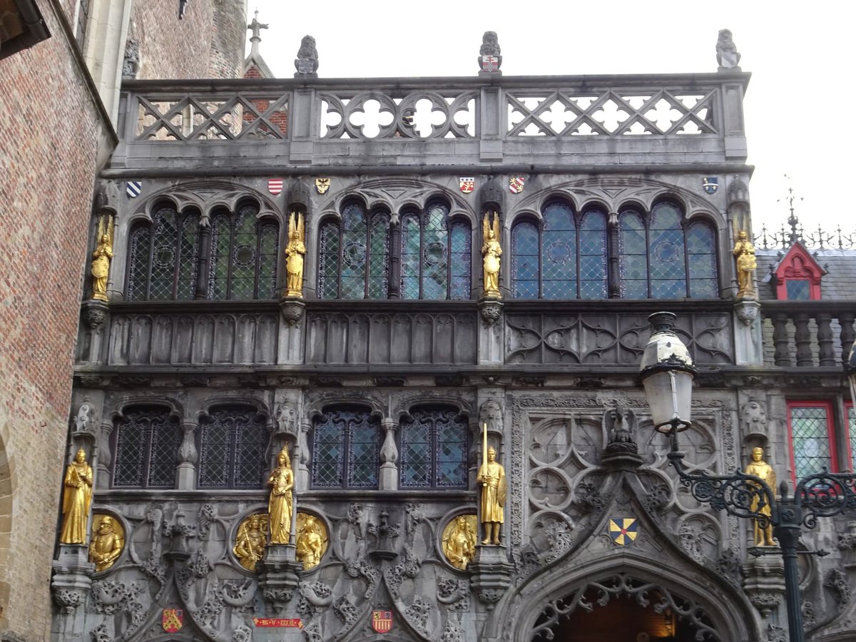 skymanuelima's tweet image. A #Praça_do_Mercado (#Grand_Place), à sombra da majestosa torre do campanário, foi palco de festivais medievais, feiras, torneios, revoltas e execuções. Um lugar cheio de história! Hoje, a praça é o ponto de encontro d moradores e dos 3 a 4 milhões de visitantes. #Bruges #Bélgica