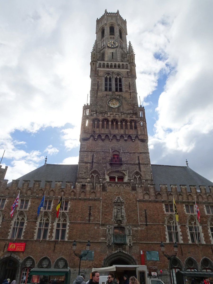 skymanuelima's tweet image. A #Praça_do_Mercado (#Grand_Place), à sombra da majestosa torre do campanário, foi palco de festivais medievais, feiras, torneios, revoltas e execuções. Um lugar cheio de história! Hoje, a praça é o ponto de encontro d moradores e dos 3 a 4 milhões de visitantes. #Bruges #Bélgica
