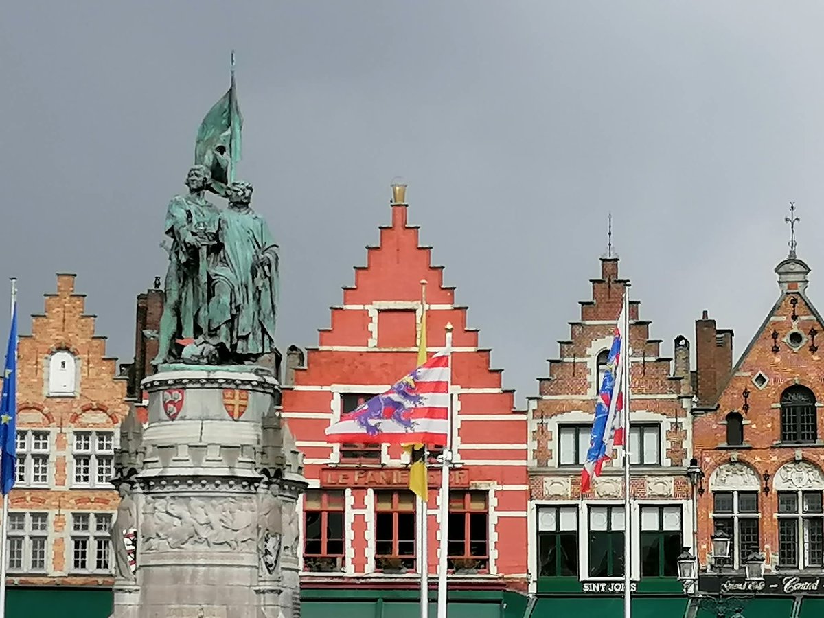 skymanuelima's tweet image. A #Praça_do_Mercado (#Grand_Place), à sombra da majestosa torre do campanário, foi palco de festivais medievais, feiras, torneios, revoltas e execuções. Um lugar cheio de história! Hoje, a praça é o ponto de encontro d moradores e dos 3 a 4 milhões de visitantes. #Bruges #Bélgica