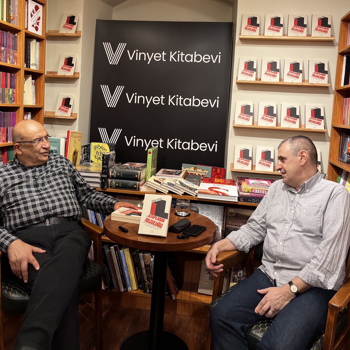 Yayıncılığın yakın tarihini, editör ve yayın yönetmeninin işlevini, günümüzde yayıncılık hallerini ve kitapların yolculuğunu konuştuğumuz bu söyleşi için başta İshak Reyna’ya, söyleşinin rehberliğini yapan Prof. Dr. İsmail Coşkun’a ve tüm katılımcılara çok teşekkür ederiz.