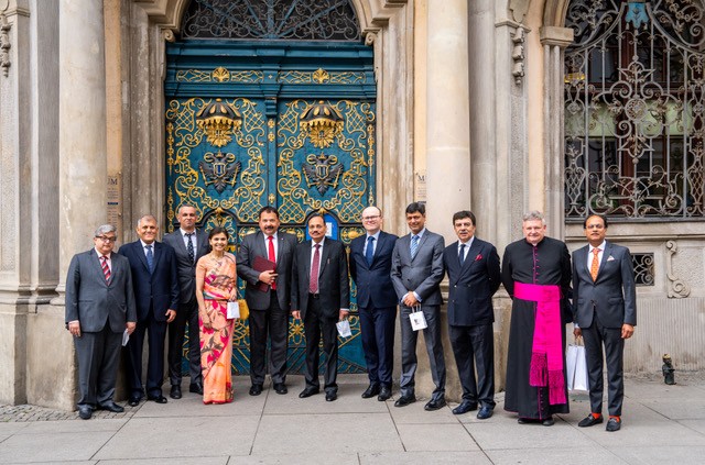 KonsulIndii's tweet photo. We are delighted to announce that Honourable Justice Surya Kant, who recently visited Wrocław at the invitation of the Dr hab. Prof. UWr Jacek Przygodzki, has been appointed as the Chief Justice of the Supreme Court of India. Heartfelt congratulations! ⚖️🇮🇳
@IndiainPoland https://t.co/0CjMqVRELz