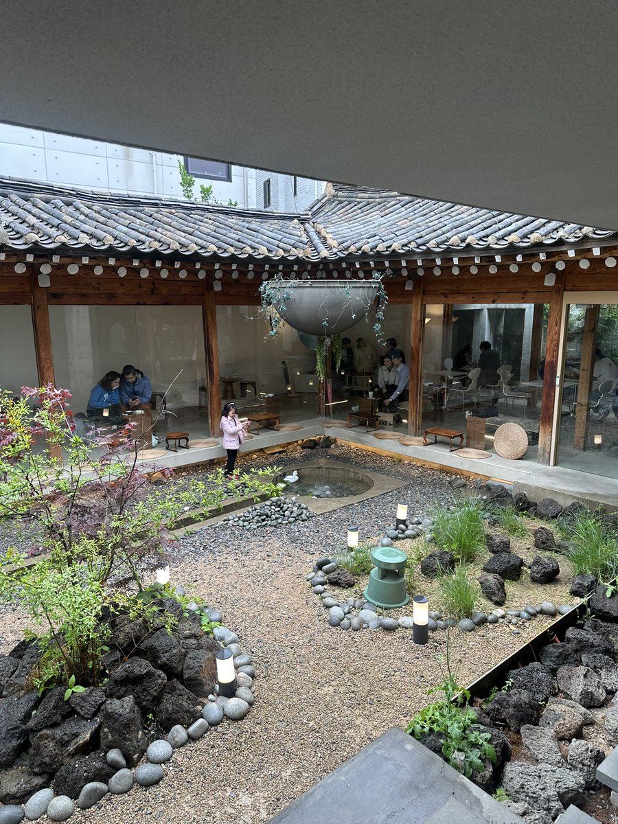 eri68143151's tweet photo. 【#9 シンイドガ】

雰囲気:★★★★☆
価格:★★★☆☆（アメリカーノ5,500ウォン）
味:★★★★☆
アクセス:★★☆☆☆

マシュマロ塩パンが絶品だったお店。
他のデザートやドリンクもメニューが豊富で全部美味しそう◎
お店はハノク（韓国の伝統家屋）で、落ち着く空間なのに“映え”も抜群。 https://t.co/V44QGhnij9