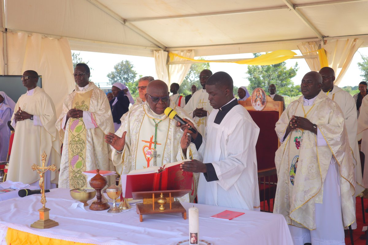 kapatuniversity's tweet image. Archbishop Emeritus of Gulu Catholic Archdiocese, Rt. Rev. John Baptist Odama leads Holy Mass celebrations for the historic #KAPATUProject Thanksgiving and unveiling at Losilang-Kotido. Key leaders from around the world and members of the local community from across Karamoja and…