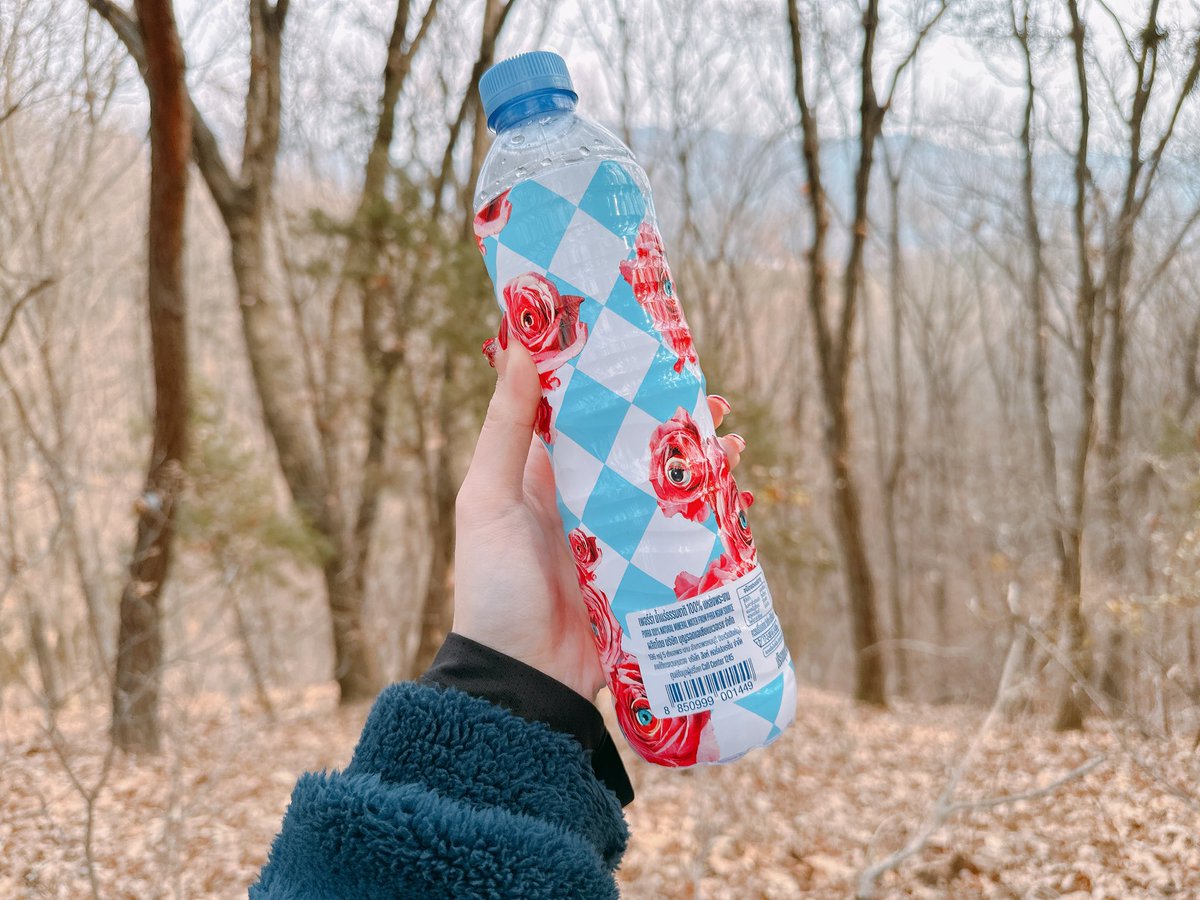 wooree_we2's tweet image. 저번에 태국 갔을 때 판매하는 물병이 예뻐서 버리지 못하구 하나 가져왔는데 막상 쓸 수 있는 날이 없어서 버려야 하나 했다가 오늘 등산갈 때 물병으로 챙겨다녀왔다 ㅎㅎ 디자인 너무 취향이라 버리기가 싫어 🥺🇹🇭