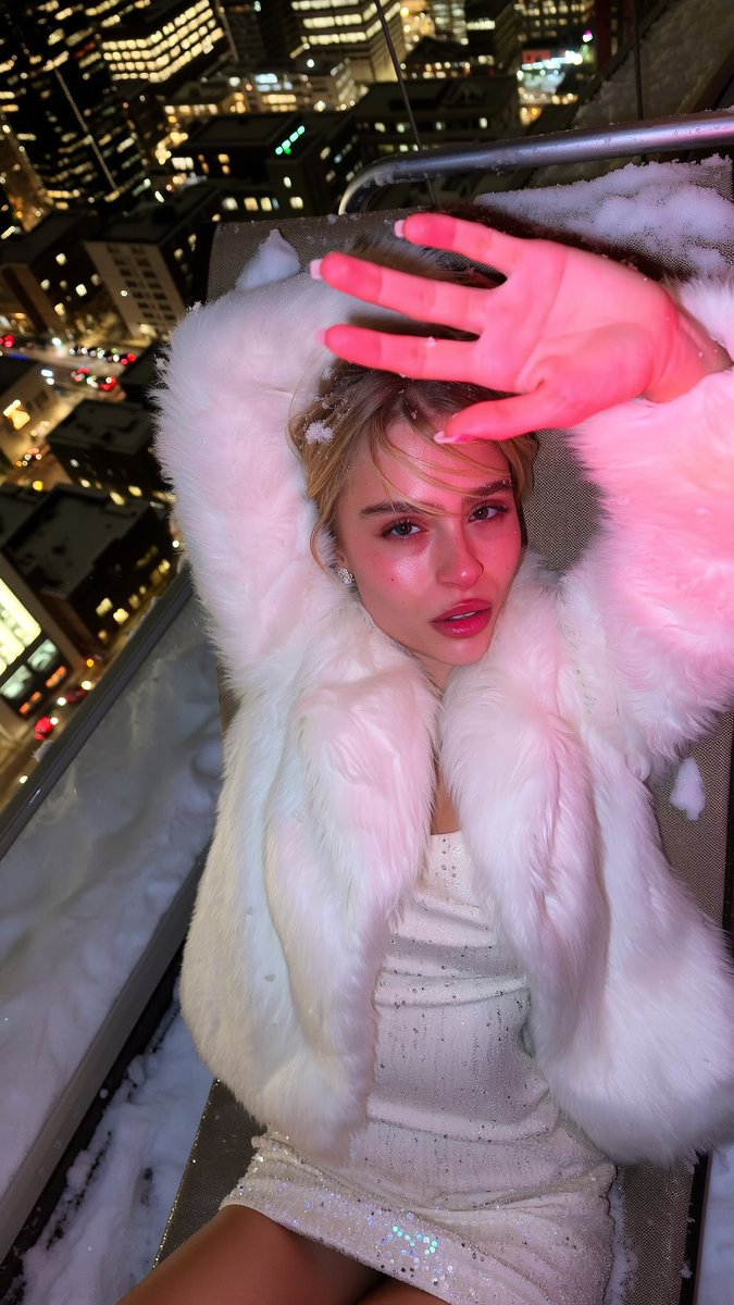 banutekinci's tweet image. don&apos;t even try to fight it babe... you know i’m the queen 🤍❄️

@higgsfield_ai 😍