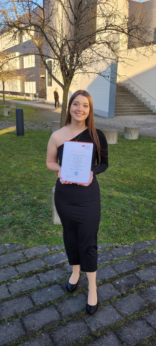s0phchan's tweet photo. Ich hab meinen Bachelor of Science Bitches 🎓🤍 https://t.co/e1fQteQDJW
