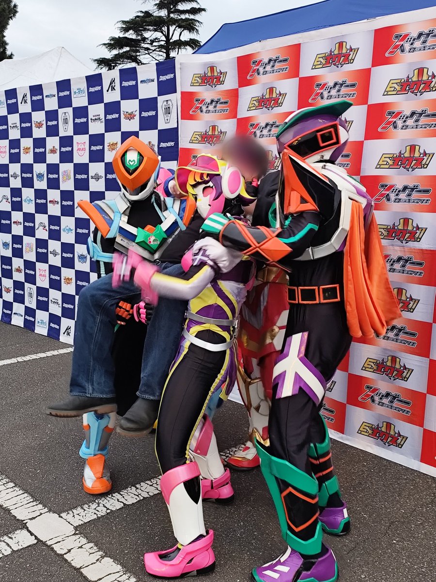 スゲ株名物囲みチェキを念願撮れました!！
しかもこのワガママボディを浮かせていただきまして……申し訳ないっ😂
エクスさん曰くこれが「エロがり」らしいです😂😂😂
#スッゲーヒーローズ
#スッゲー株式会社
#2025日本ローカルヒーロー祭