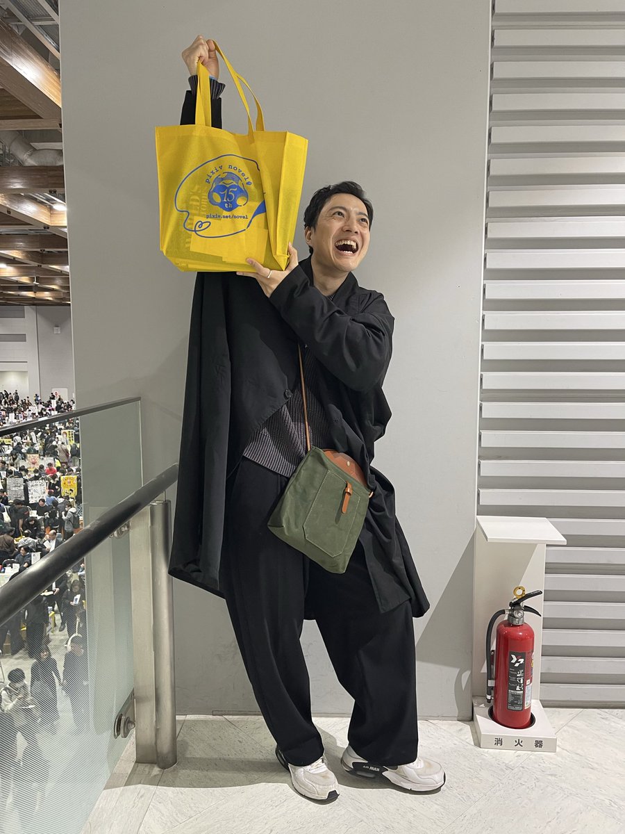 1000booksman's tweet photo. 初の文学フリマ。
楽しすぎて一瞬で５時間経ってました。

購入品紹介動画は後日撮る予定ですが
とりあえず今日の夜、YouTubeライブ配信で紹介しようと思います🔥📚

https://t.co/loNkAU2PbM

三本川さん1日お付き合いありがとうございました！！！
@3bongawa_books 

#文学フリマ #文学フリマ東京41 https://t.co/oYP9I2zqKl