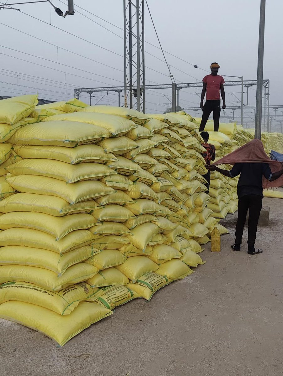 infobanaskantha's tweet image. રવિ સિઝન માટે બનાસકાંઠા જિલ્લામાં યુરિયા ખાતરનો પૂરતો જથ્થો ઉપલબ્ધ: પ્રત્યેક તાલુકામાં સપ્રમાણ વિતરણની કામગીરી થઈ રહી છે

યુરિયા ખાતરનો ખોટો સંગ્રહ નહીં કરવા તથા સંતુલિત ખાતર વ્યવસ્થાને અપનાવવા કરાઈ અપીલ

@CMOGuj @InfoGujarat @CollectorBK