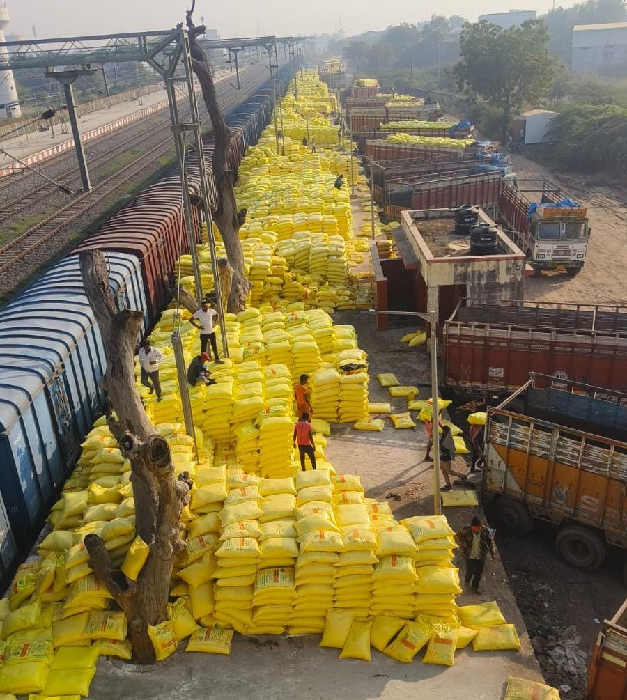 infobanaskantha's tweet image. રવિ સિઝન માટે બનાસકાંઠા જિલ્લામાં યુરિયા ખાતરનો પૂરતો જથ્થો ઉપલબ્ધ: પ્રત્યેક તાલુકામાં સપ્રમાણ વિતરણની કામગીરી થઈ રહી છે

યુરિયા ખાતરનો ખોટો સંગ્રહ નહીં કરવા તથા સંતુલિત ખાતર વ્યવસ્થાને અપનાવવા કરાઈ અપીલ

@CMOGuj @InfoGujarat @CollectorBK