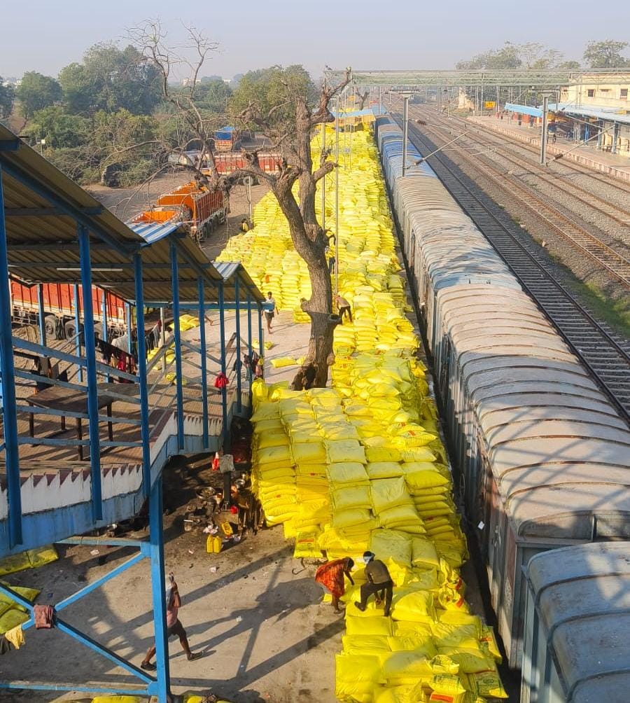 infobanaskantha's tweet image. રવિ સિઝન માટે બનાસકાંઠા જિલ્લામાં યુરિયા ખાતરનો પૂરતો જથ્થો ઉપલબ્ધ: પ્રત્યેક તાલુકામાં સપ્રમાણ વિતરણની કામગીરી થઈ રહી છે

યુરિયા ખાતરનો ખોટો સંગ્રહ નહીં કરવા તથા સંતુલિત ખાતર વ્યવસ્થાને અપનાવવા કરાઈ અપીલ

@CMOGuj @InfoGujarat @CollectorBK