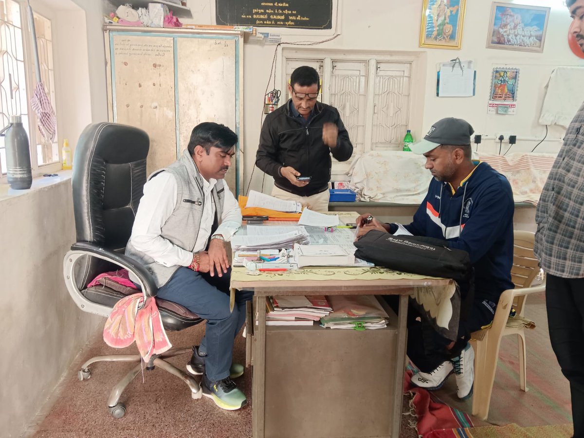 CollectorJamngr's tweet image. મતદાર યાદી સઘન સુધારણા કાર્યક્રમ અન્વયે આજ રોજ યોજવામાં આવેલ ખાસ કેમ્પ સબબ મતદાર નોંધણી અધિકારીશ્રી, ૮૦-જામજોધપુર દ્વારા વિવિધ મતદાન મથકોની મુલાકાત લઈ વિગતો મેળવવાની બાકી હોય તેવા તમામ મતદારોનો સંપર્ક કરી વિગતો મેળવવા સુચના આપી.
@ECISVEEP @CEOGujarat @infojamnagargog