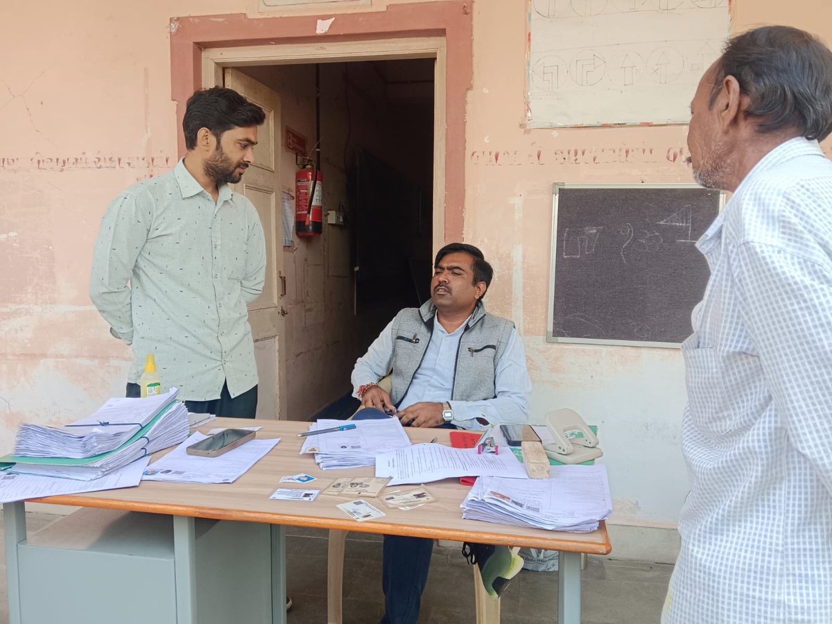 CollectorJamngr's tweet image. મતદાર યાદી સઘન સુધારણા કાર્યક્રમ અન્વયે આજ રોજ યોજવામાં આવેલ ખાસ કેમ્પ સબબ મતદાર નોંધણી અધિકારીશ્રી, ૮૦-જામજોધપુર દ્વારા વિવિધ મતદાન મથકોની મુલાકાત લઈ વિગતો મેળવવાની બાકી હોય તેવા તમામ મતદારોનો સંપર્ક કરી વિગતો મેળવવા સુચના આપી.
@ECISVEEP @CEOGujarat @infojamnagargog