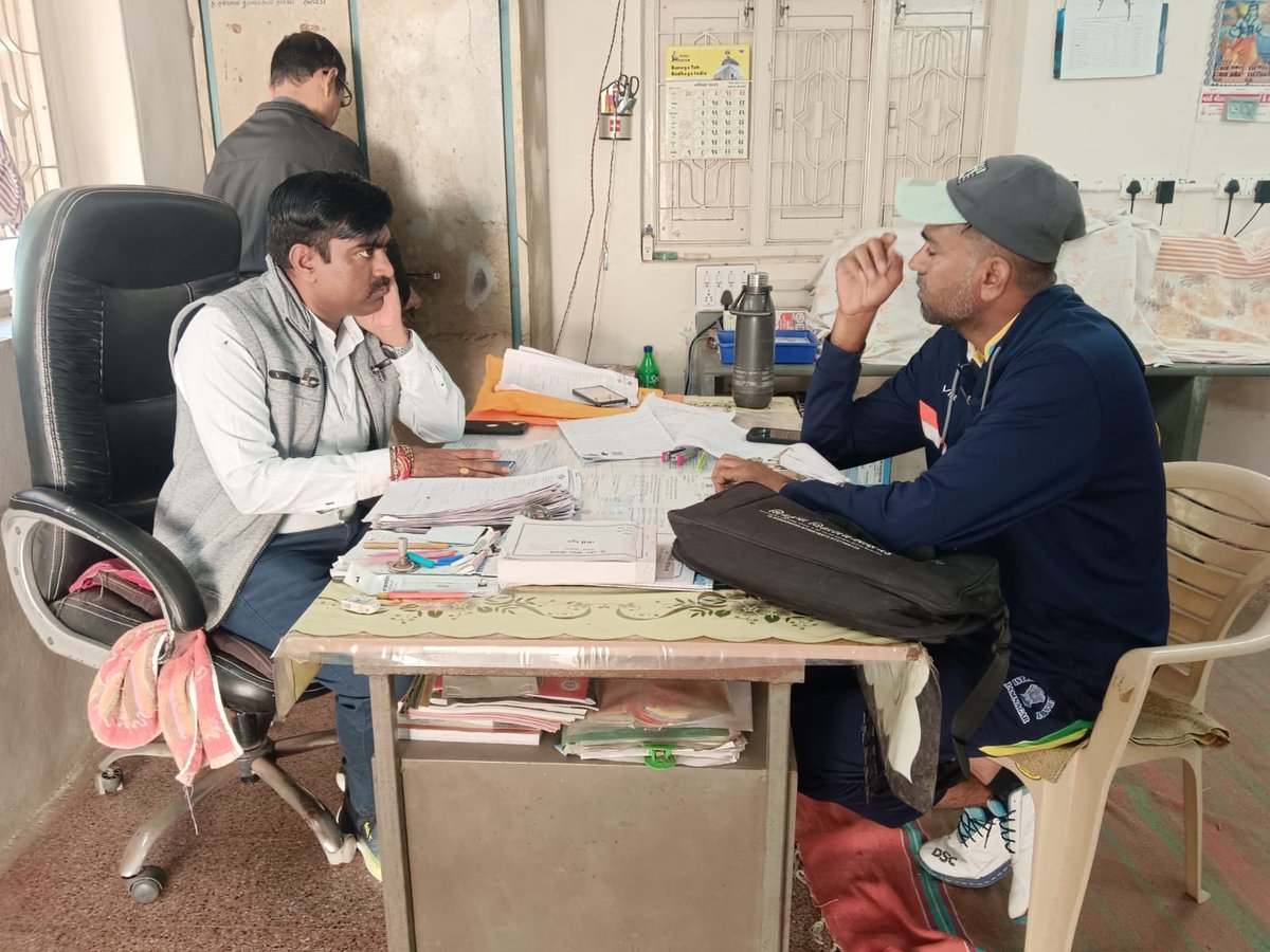 CollectorJamngr's tweet image. મતદાર યાદી સઘન સુધારણા કાર્યક્રમ અન્વયે આજ રોજ યોજવામાં આવેલ ખાસ કેમ્પ સબબ મતદાર નોંધણી અધિકારીશ્રી, ૮૦-જામજોધપુર દ્વારા વિવિધ મતદાન મથકોની મુલાકાત લઈ વિગતો મેળવવાની બાકી હોય તેવા તમામ મતદારોનો સંપર્ક કરી વિગતો મેળવવા સુચના આપી.
@ECISVEEP @CEOGujarat @infojamnagargog