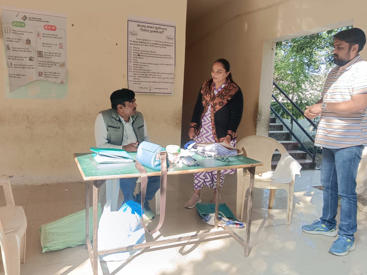 CollectorJamngr's tweet image. મતદાર યાદી સઘન સુધારણા કાર્યક્રમ અન્વયે આજ રોજ યોજવામાં આવેલ ખાસ કેમ્પ સબબ મતદાર નોંધણી અધિકારીશ્રી, ૮૦-જામજોધપુર દ્વારા વિવિધ મતદાન મથકોની મુલાકાત લઈ વિગતો મેળવવાની બાકી હોય તેવા તમામ મતદારોનો સંપર્ક કરી વિગતો મેળવવા સુચના આપી.
@ECISVEEP @CEOGujarat @infojamnagargog