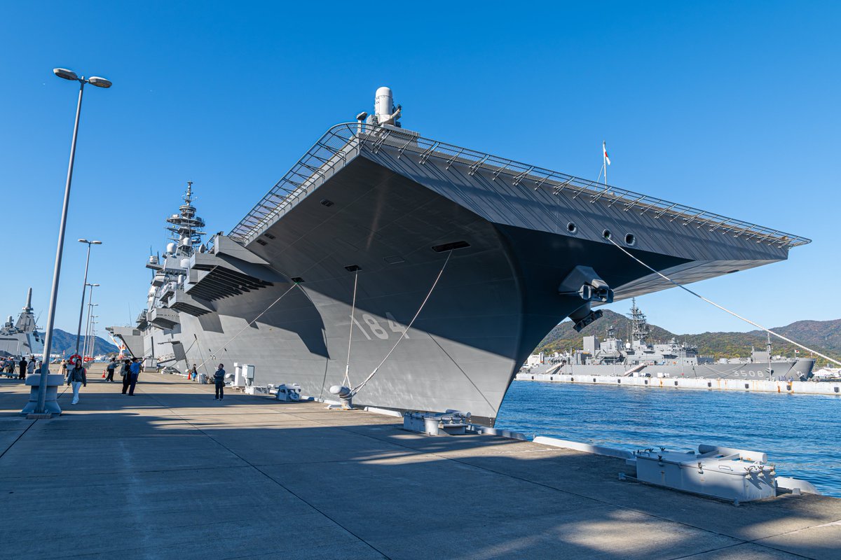 TeamCaris's tweet image. 昨日の護衛艦『かが』さんの撮影時に、その大きさと形を見て思ってたこと・・・

「アレは護衛艦だ、誰が何を言おうと護衛艦なんだ」

#呉
#海上自衛隊
#護衛艦