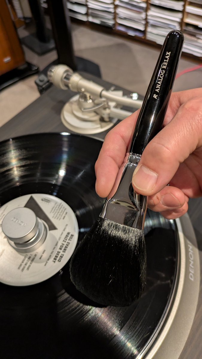 fukuoka_manabe's tweet photo. レコード再生の儀式!
この季節でも静電気知らず!
アンプやスピーカー等にも使えます!
#maxaudio
#マックスオーディオ
#レコード
#analogrelax
#除電ブラシ
#アナログプレーヤー https://t.co/gAMhlMX7Xh