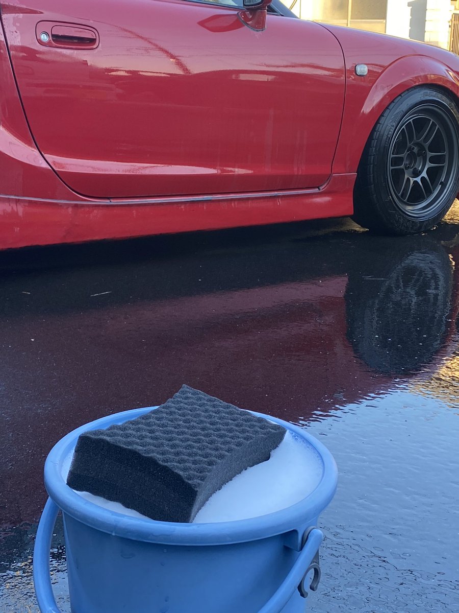 昨日頑張ってくれたので洗車。

久しぶりにサーキット走ってなんかまた走りたい欲出てきたので今年中にもう一回くらいはタカタ走りに行きたい