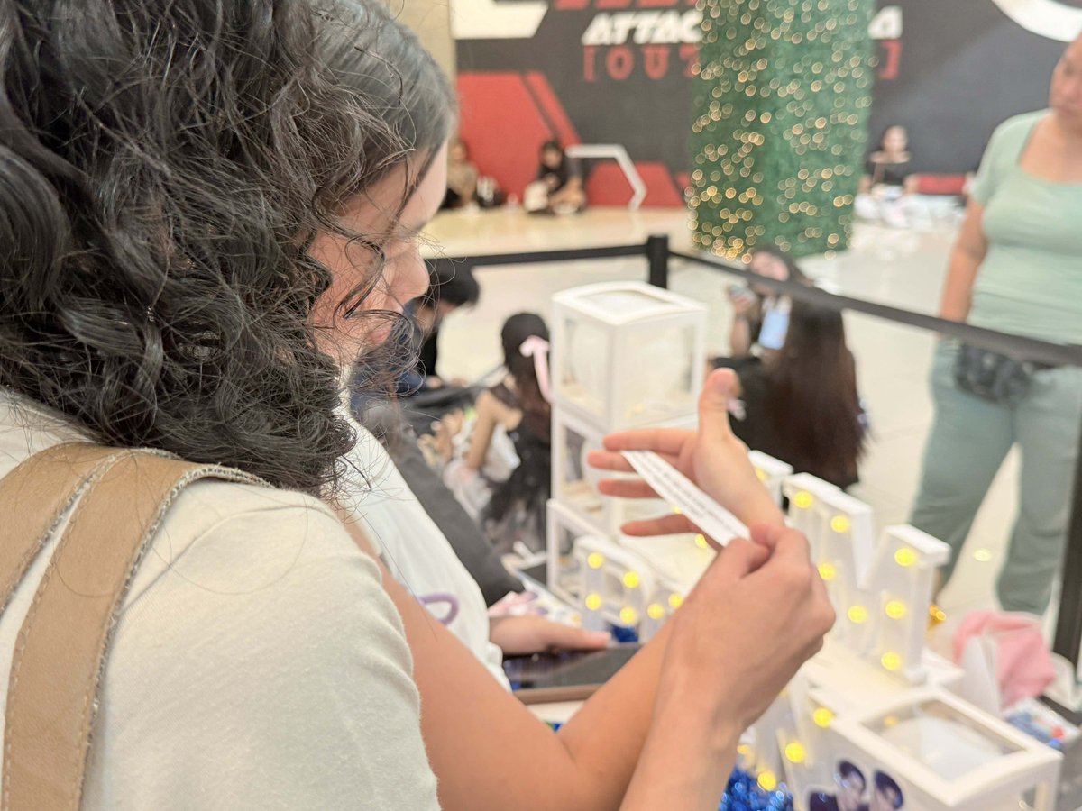 OhmPoon_PHfc819's tweet image. More and more fans came to the booth, answering our trivia questions with so much energy and excitement, and grabbing their freebies along the way! 💙✨ It was such a joy seeing everyone participate and enjoy the fun with us!

#ThaiBLFestPH2withOhmPoonPH
#OhmPoon
#OhmPoonPH