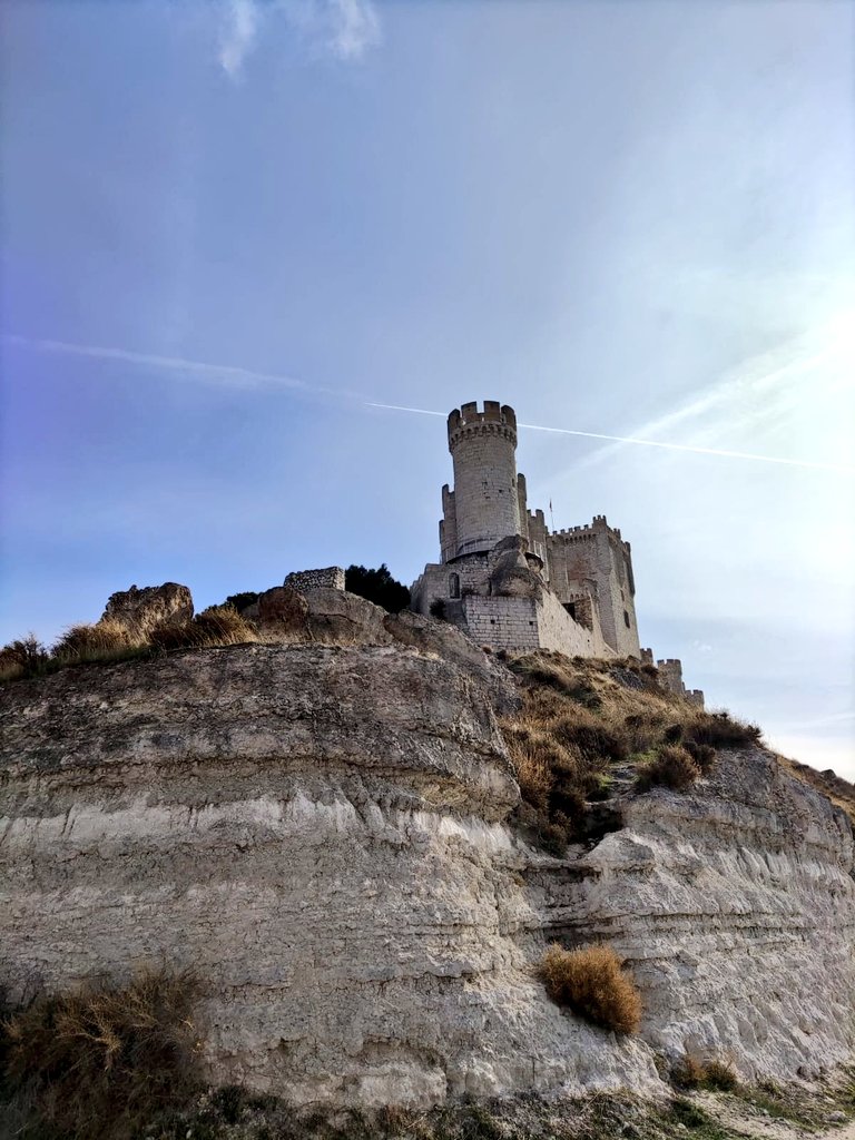 La cota más alta de la provincia de #Valladolid no es un accidente geográfico. Es un bien patrimonial: La torre del homenaje del Castillo de Peñafiel (s.X-XV), sede del Museo Provincial del Vino. Fuente: Jesús de la Villa, historiador y Catedrático en la <a href="/UAM_Madrid/">UAM Autónoma Madrid</a>