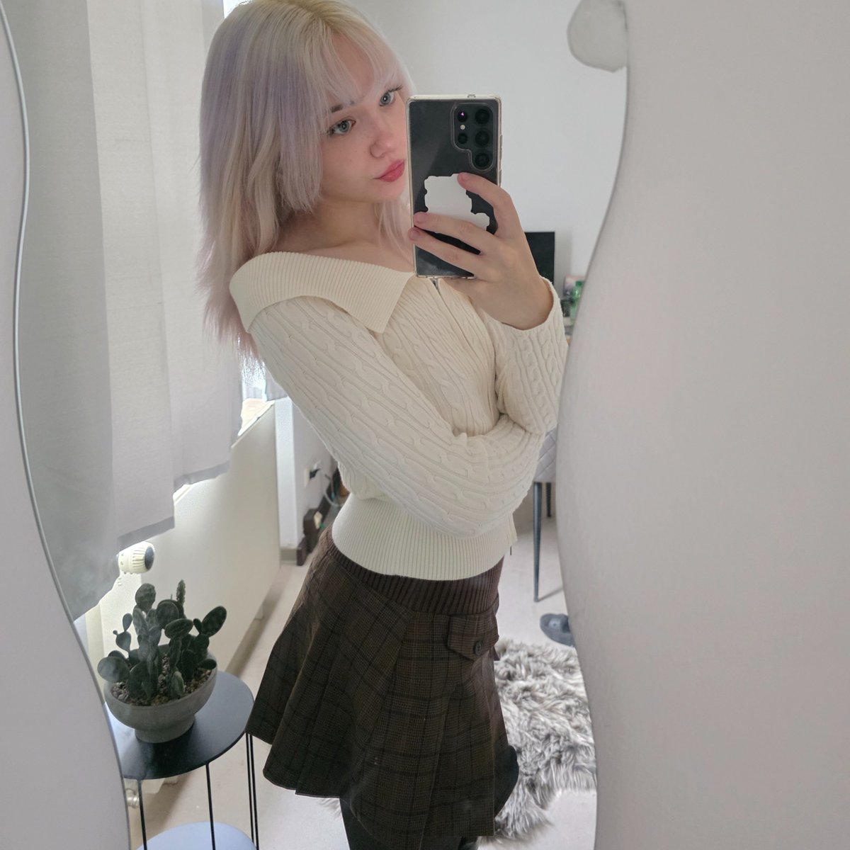 spidermankoo's tweet image. *-* looking for new/interactive moots!

-rose/rio 20 :D
- mostly on #armytwt and #anitwt
- posting a lot of random stuff
- very interactive &amp;gt;0&amp;lt;
- current hobbies: drawing, mtg, ff15, fashion, ofc my wonderful economics degree too

like/rt for a fb &amp;lt;33
#newmoots #promotwt