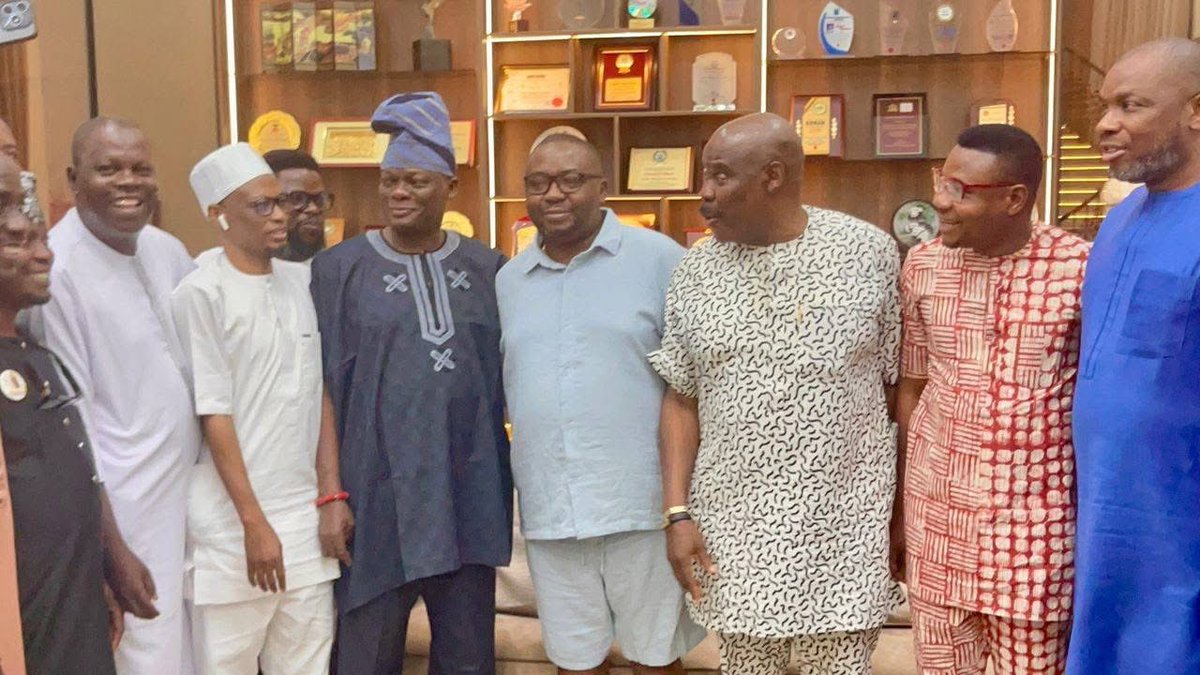 Senator Teslim Folarin and Chief Bayo Adelabu

Date : 23.11.2025
Venue : Adelabu’s House