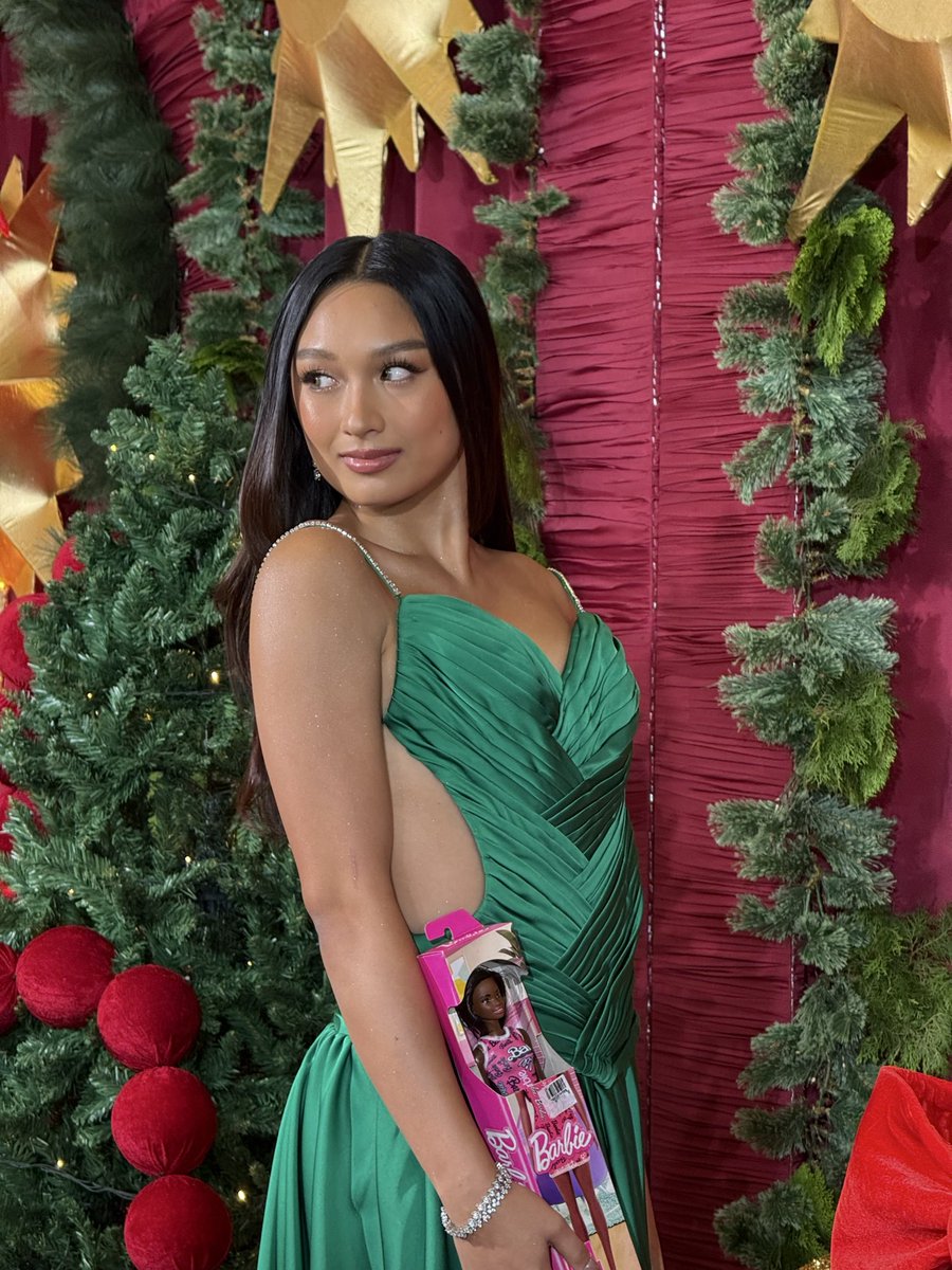 THE FACE CARDS ARE GIVING 🌹 

LOOK: Kai Montinola, Miss Grand International 2020 first runner-up Samantha Bernardo, and Binibining Pilipinas alum Reign Parani were gorgeous as ever while posing on the Star Magical Christmas red carpet. | <a href="/HMallorcaINQ/">Hannah Mallorca</a>