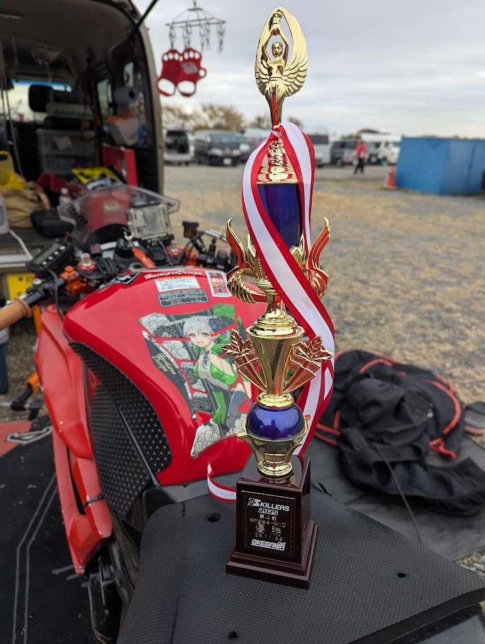 ki84hayate's tweet image. SSkillers 最終戦
イキってsingle4にエントリーするも予選ドべ(当たり前)
決勝はりょうさんが目の前で吹っ飛んで棚ぼたMID優勝でした
来シーズンはエキパのバイク速男たちに挑めるように修行します
#Ninja250SL
#SSkillers
#棚からぼたもち男
#表彰台で何も気の利いたことが言えない男